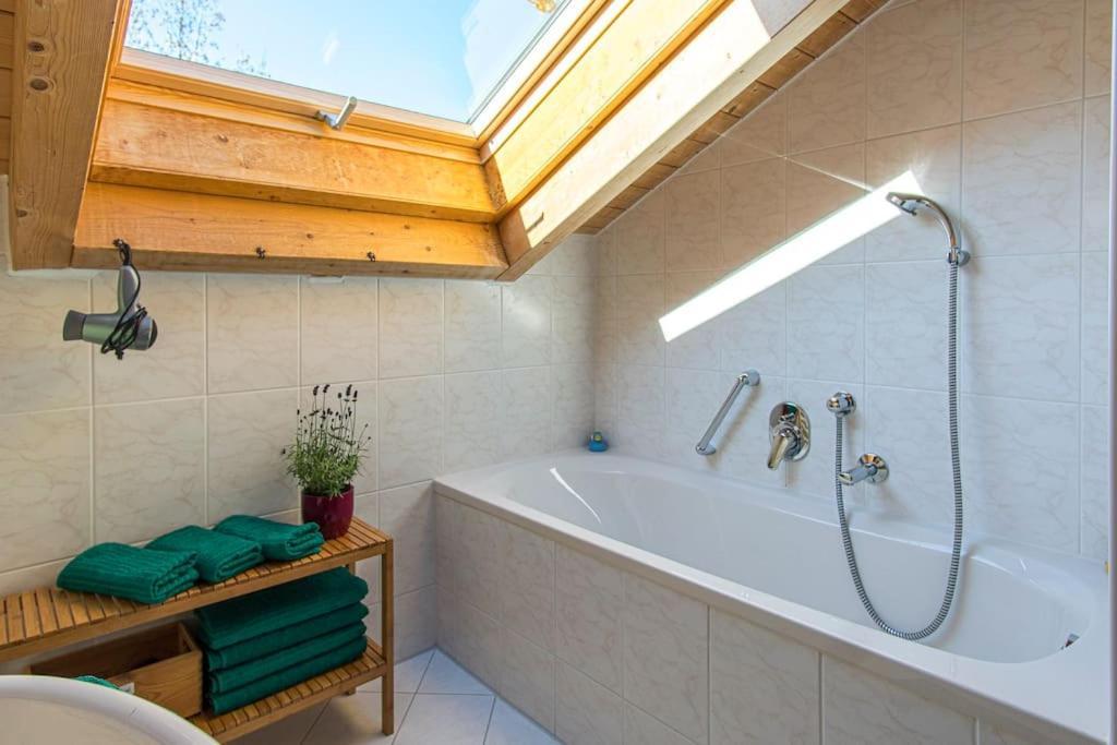 Luxury Living Near Weissensee +Balcony +Netflix ฟุสเซ่น ภายนอก รูปภาพ